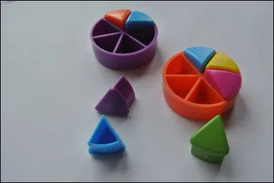 Quelle est la bonne orthographe de ce jeu de société où l'on joue avec des pions ''roues'', nommés familièrement ''camemberts'' ?