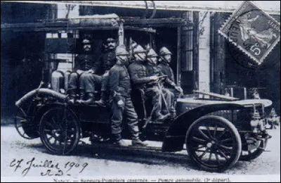 En ville, des lignes téléphoniques apparaissent entre les théâtres et les postes de secours : les premières auto-pompes sont mises en service à Paris et à [... ?...] ; nous sommes en [...quelle année ?]