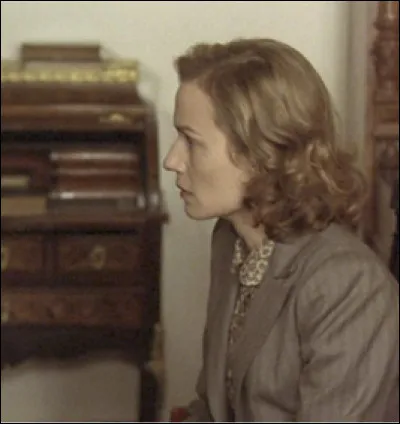 Dans quel film Sandrine Bonnaire est-elle une femme qui se retrouve piégée en URSS ?