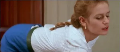 Dans quel film Sandrine Bonnaire est-elle une femme qui se fait espionner par son voisin ?