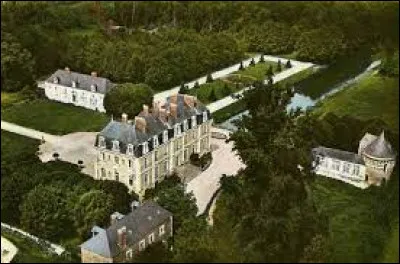 Vous avez sur cette image, vue du ciel, le château de Lathan, à Breil. Ancienne commune Angevine, elle se situe en région ...