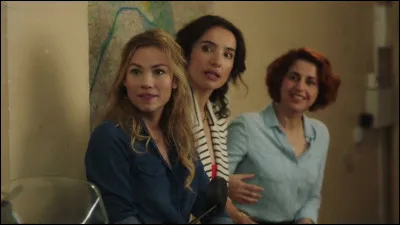 Comment se prénomme la personne à droite de la photo ?