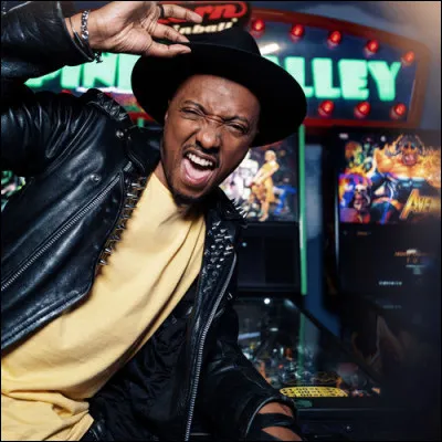 Trouve la suite des paroles : 

Le jour se lève, la vie reprend,
Faut remplir la gamelle mais tout en souriant. 
Les proches appellent, ils prennent des nouvelles,
Mon sourire leur ment, rien n'est plus comme avant.
Je fais semblant, au milieu des gens,
Je chante je danse, mais quand arrive la pluie,
...