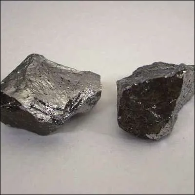 Quel élément de numéro atomique 25, appartenant aux métaux de transition, entre dans la composition des alliages appelés spiegeleisen ?