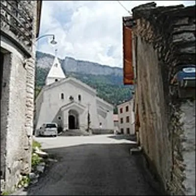 Quel plat bénéficiant dune IGP et ayant une Confrérie à Saint-Julien-en-Vercors est un carré de pâte farci de fromage et de persil ?