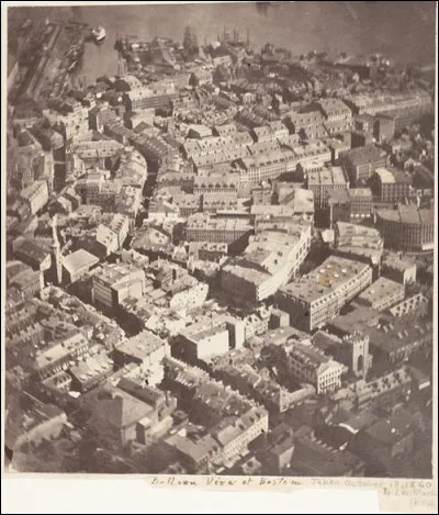 Quel photographe, caricaturiste et aérostier réalise la première photographie aérienne en 1858 ?