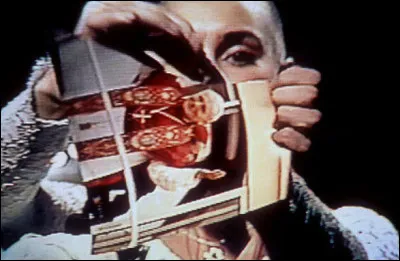 Quelle artiste a fait scandale en 1992 en déchirant la photo du pape en direct à la télévision américaine  ?