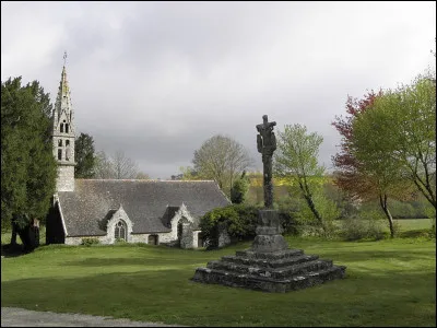 Rendez-vous, rendez-vous à ... pour y visiter la chapelle Notre-Dame de Folgoat de Lansalaün (XVIe), et sa fontaine !