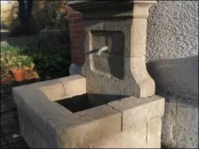 Quel récipient rempli d'eau figure dans une expression proverbiale qui signifie "à force de répéter une action qui comporte un danger, même léger, on risque d'en subir les conséquences" ?