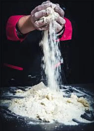 Dans une expression, à quel ustensile de cuisine fait-on référence pour exprimer une quantité approximative ?