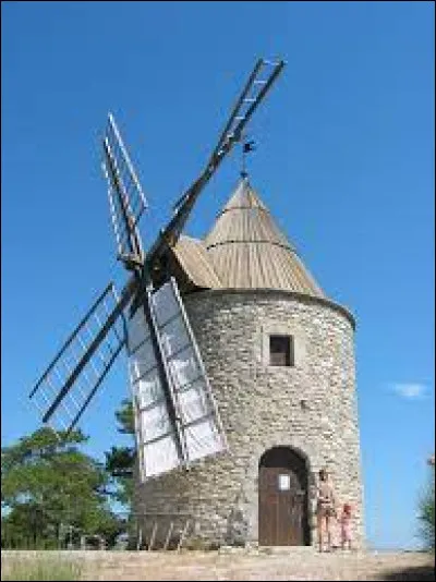 Quel appareil de cuisson d'extérieur, associé à l'image ci-dessus, trouve-t-on dans une expression qui signifie "Être très occupé, faire plusieurs tâches à la fois" ?
