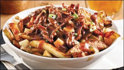 Quel est le nom de ce plat composé de frites, de fromage en grains et de sauce brune ?