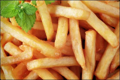 Qu'associe-t-on souvent aux frites en Belgique et dans le Nord-Pas-de-Calais ?