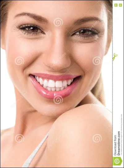 Cette femme fait un grand sourire !
Elle a la