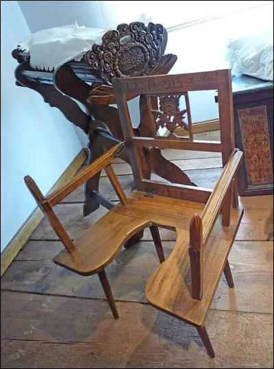 Au Moyen-Âge et à la Renaissance, l'accoucheuse exerce aussi un autre rôle : elle a la charge "d'ondoyer" l'enfant. De quoi s'agit-il ?