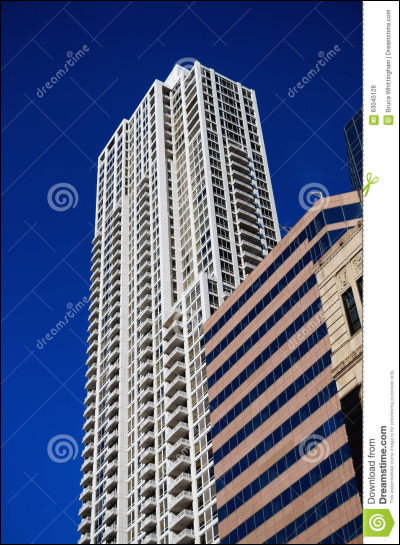 Deux terroristes sont sur un immeuble. Qui saute en premier ?