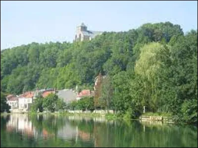 Ce petit bourg du département de la Meuse, situé entre Verdun et Sedan, c'est Dun sur ...