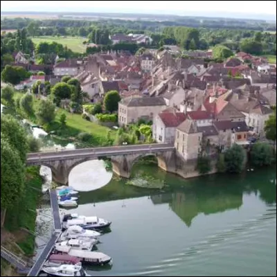 Ce petit bourg du département de Saône-et-Loire, situé dans le nord de plaine de la Bresse, c'est Verdun sur le ...
