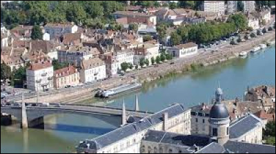 Cette ville bourguignonne de 45 000 habitants, située à une centaine de kilomètres au nord de Lyon, c'est Chalon sur ...