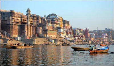 "Voyage, voyage, sur l'eau sacrée d'un fleuve indien...". A qui doit-on ces paroles en 1989 ?