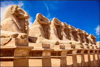 ''L'allée des sphinx à tête de bélier'' est située en face de quel temple dÉgypte ?