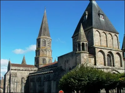 Quel est le style architectural de la collégiale Saint-Pierre du Dorat, en Haute-Vienne ?