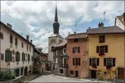 Cette ville de Haute-Savoie, peuplée de 11 000 habitants et située dans le Faucigny, c'est La Roche sur ...