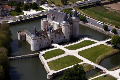 Cette petite ville du Loiret peuplée de 5000 habitants, connue pour son château, c'est Sully sur ...
