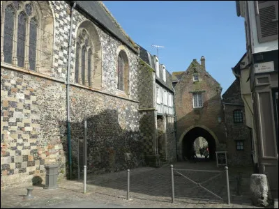 Cette petite ville de 2400 habitants, située dans le département de la Somme, c'est Saint-Valéry sur ...