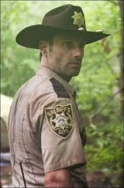 Combien de voitures de police Rick emprunte-il à son commissariat ?