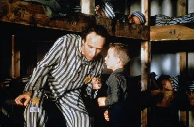 Quel long-métrage montre à l'écran un homme et son fils emprisonnés dans un camp de concentration ?