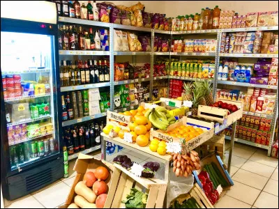 Qu'est-ce que volait Renaud chez le marchand lorsqu'il était minot ?