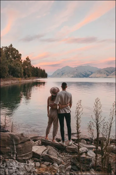 À la dite soirée tu vois ton crush embrasser un(e) autre. Quelle est ta réaction ?