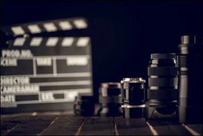 Tu regardes un film triste avec des amis. Comment te sens-tu ?