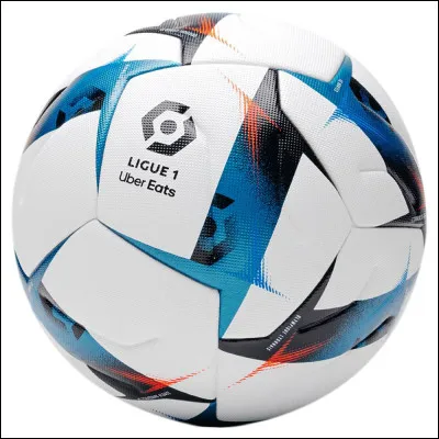 Comme ils savent que Samy adore le football, ils commencent par se diriger vers les...