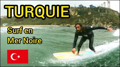 Une petite pierre blanche tombe dans la mer Noire et en un tourbillon elle disparaît. Qui suis-je ?