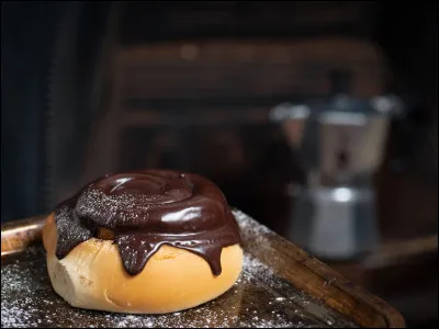 Pâtisserie très populaire souvent couverte d'un glaçage, les islandais l'appellent...