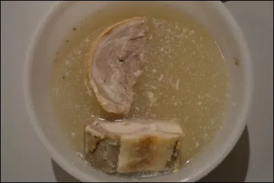 Le súrsaðir hrútspungar est un plat composé de viande macérée dans du lait aigre. Mais quelle est cette viande ?