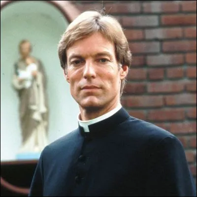 Quelle minisérie américaine raconte le parcours dun prêtre australien jusquau Vatican et les tentations qui pourraient lui faire quitter les ordres ?