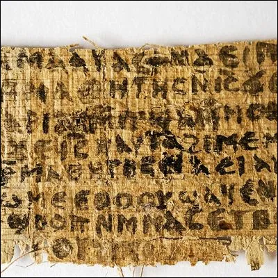 Quel support décriture serait devenu couramment utilisé au royaume de Pergame après un embargo égyptien sur le papyrus au IIe siècle av. J.-C. ?