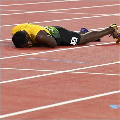 Sous quel nom est plus connu la DATE, un symptôme lié à lactivité sportive dont la cause est incertaine ?