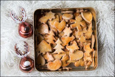 Comment appelle-t-on le petit gâteau confectionné traditionnellement à la période de Noël en Alsace ?