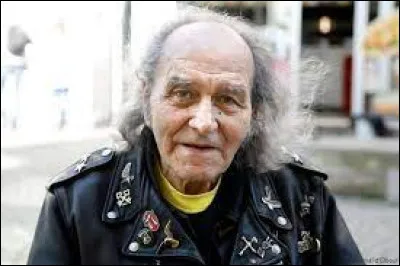 Quel surnom s'était lui-même donné ce curé atypique ?