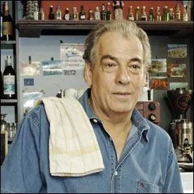 Qui est le patron du bar ' Le Mistral ' ?