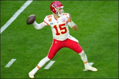 Au football américain, comment appelle-t-on le demi d'ouverture ?