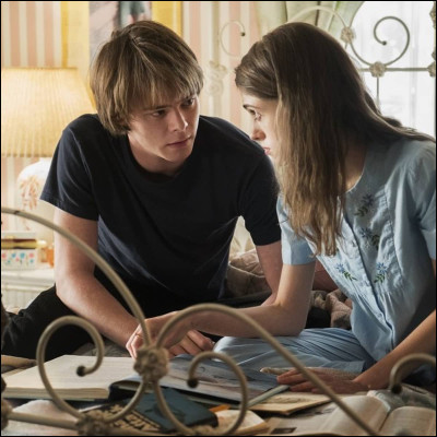 Pourquoi prend-il en photo Nancy et ses amis, chez Steve ?