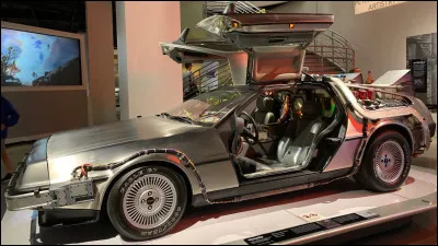 Quel est ce film dans lequel les protagonistes remontent le temps à l'aide d'une voiture de la marque DeLorean ?