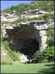 Bastide clbre dans le monde scientifique prhistorique et curiosit naturelle spectaculaire. L'Arize a creus un tunnel sous le Plantaurel , de 420 m de long, que la route utilise cotoyant le torrent