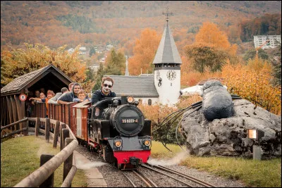 ''Le Swiss Vapeur Parc'' est un parc ferroviaire de miniatures, situé sur les bords de quel lac ?