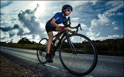 En cyclisme, quelle expression signifie "être perdu / être très attardé et livré à soi-même sans assistance" ?